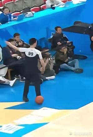 北京首钢依靠罚篮赢下辽宁队，前三节结束辽宁队领先北京队1分，进入第四节裁判突然发