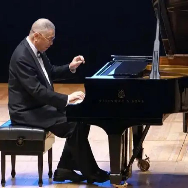 刘诗昆一对儿女颜值绝了！87岁钢琴大师刘诗昆，晚年生活的天伦之乐
 
妻子比他小