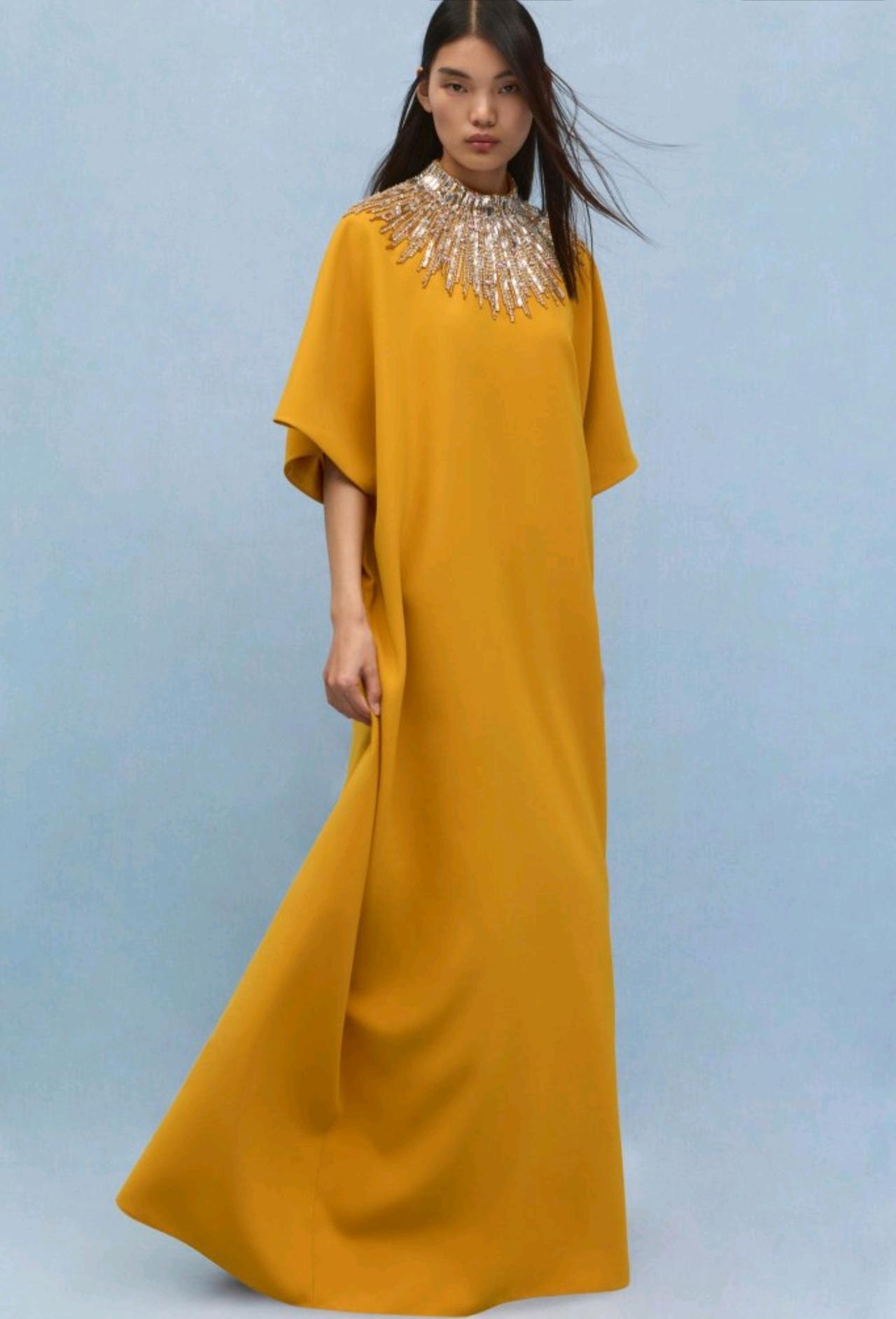 Jenny Packham 2026早秋系列铺展了一幅完整的荒漠色谱。深姜黄与藏