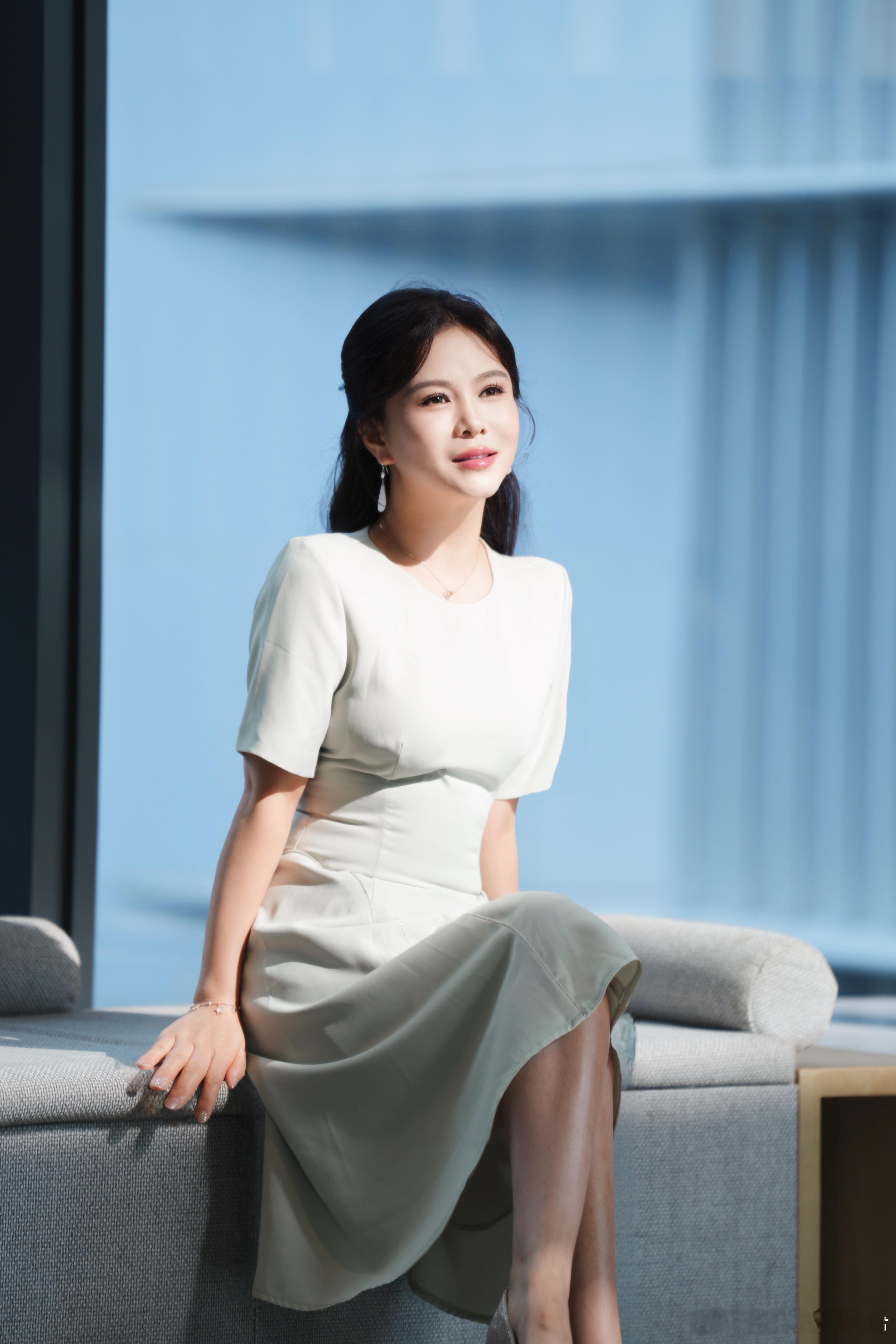 主持人刘美希  柔软自持，方得长久从容。ootd主持人刘美希的美丽图鉴主持人刘美