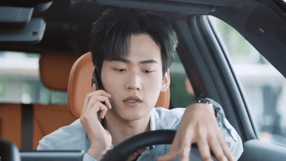 周柯宇新剧霸王茶弟 哥哥在短剧圈专注“霸总”，弟弟在长剧领域化身“茶弟”，兄弟俩