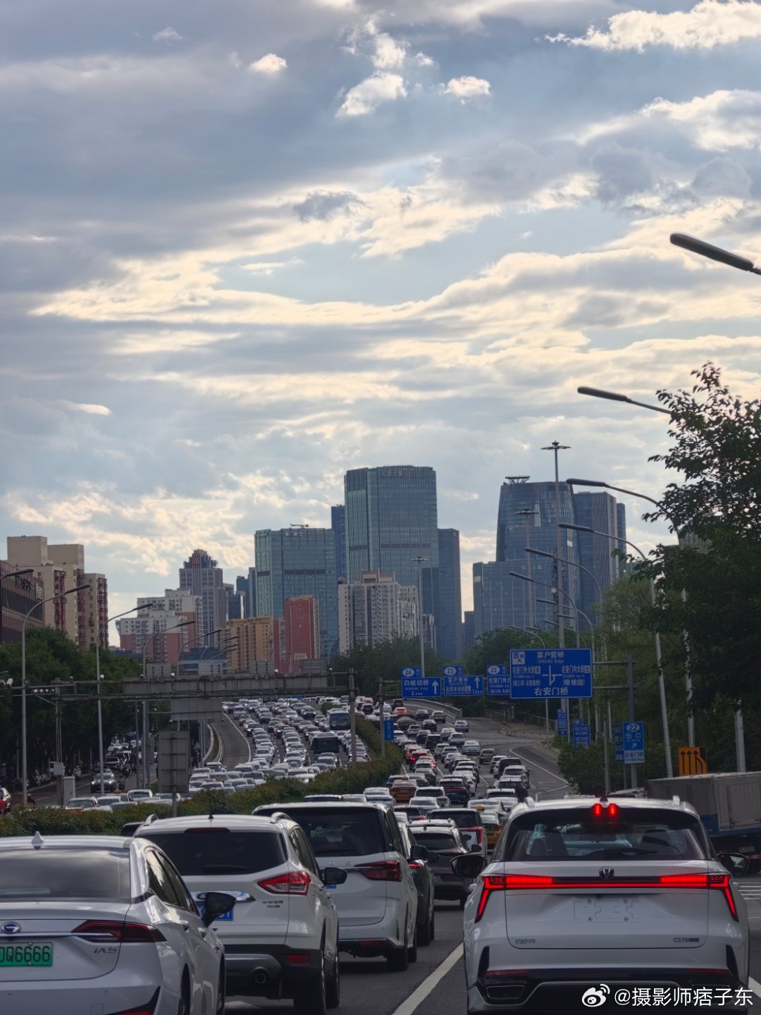 北京今天的天气，堪比云南丽江，保持住这个状态国内最宜居的城市，肯定有北京 