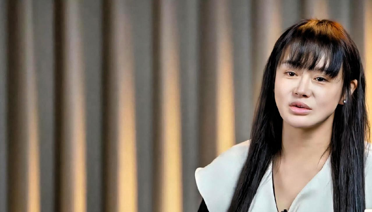 冉莹颖的爸爸再婚三次，就为生个儿子。结果身边只剩她一个女儿。

邹市明看不过去，