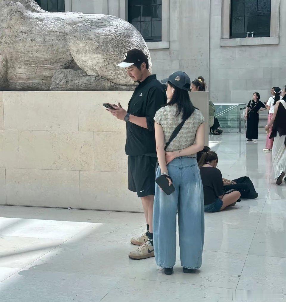 我能接受金世佳结婚也能接受他是两个孩子的父亲但我真的不能接受他挺着啤酒肚低着头玩
