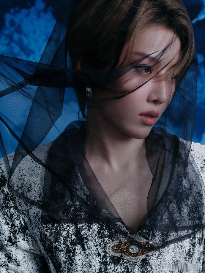 刘雨昕浪潮舞台太仙了浪潮幻境之下的舞台高光时刻，刘雨昕把表演的层次感拿捏到位，舞