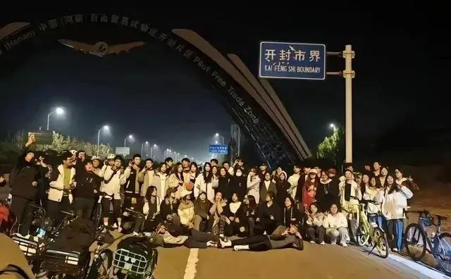 做个不扫兴的大人，理解年轻人那些无厘头，疯狂的，看似没意义，瞎折腾的行为，就去除