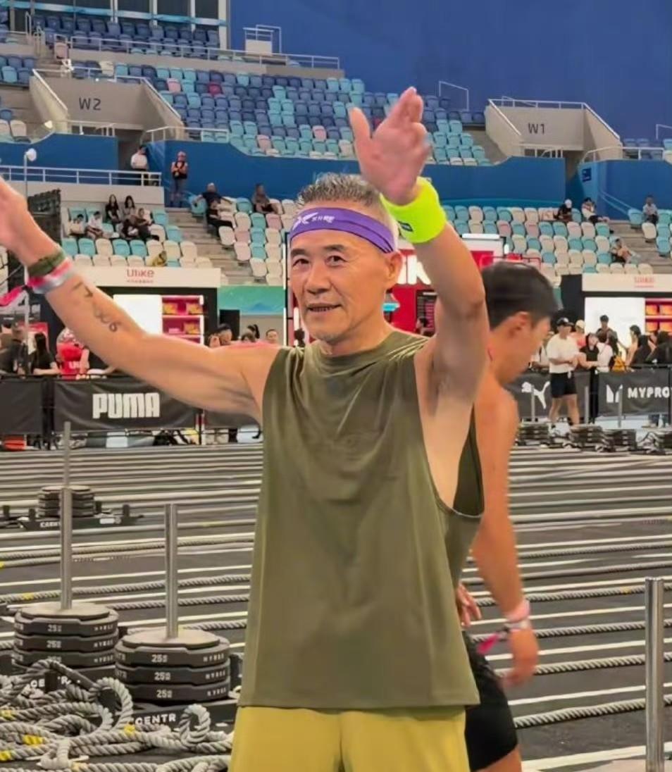 75岁的王石到现在都没活明白，自己拼了命的运动，其实是45岁的田朴珺在暗中熬鹰