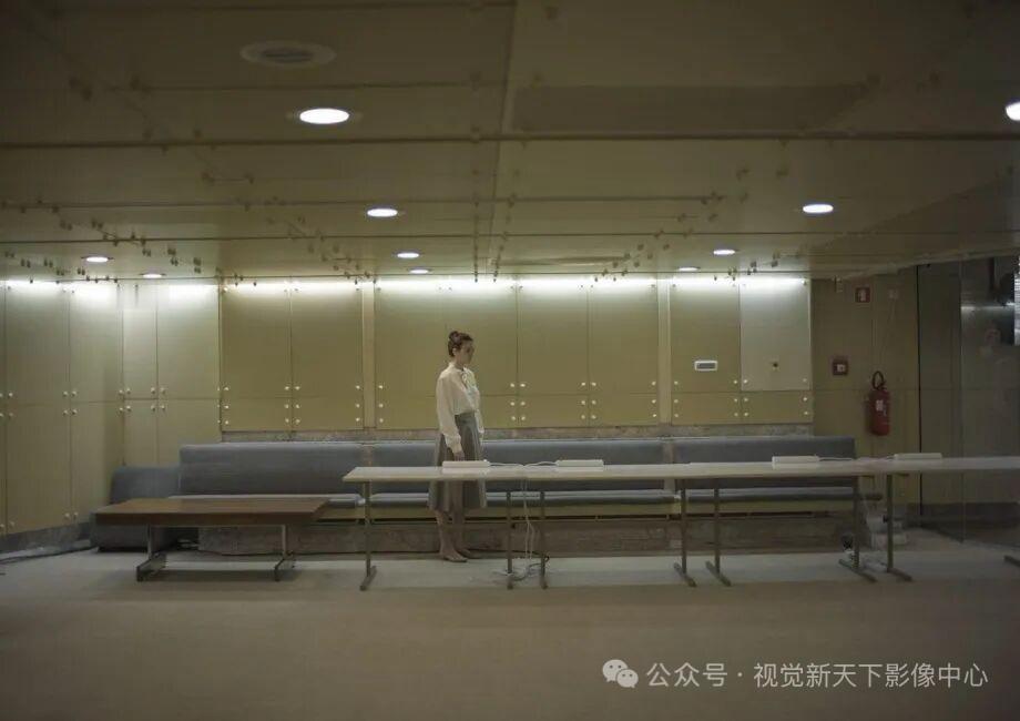 不要和身边的人，讨论价值观和深刻话题。