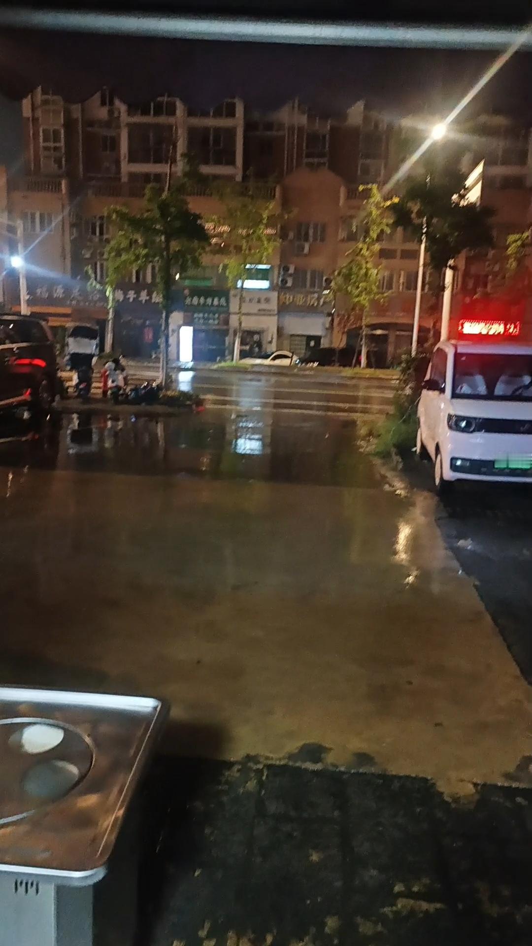 又是下了一天的雨，昨天就下了一天的雨，我是喜欢下雨天，可就这样隔三差五的下雨也不