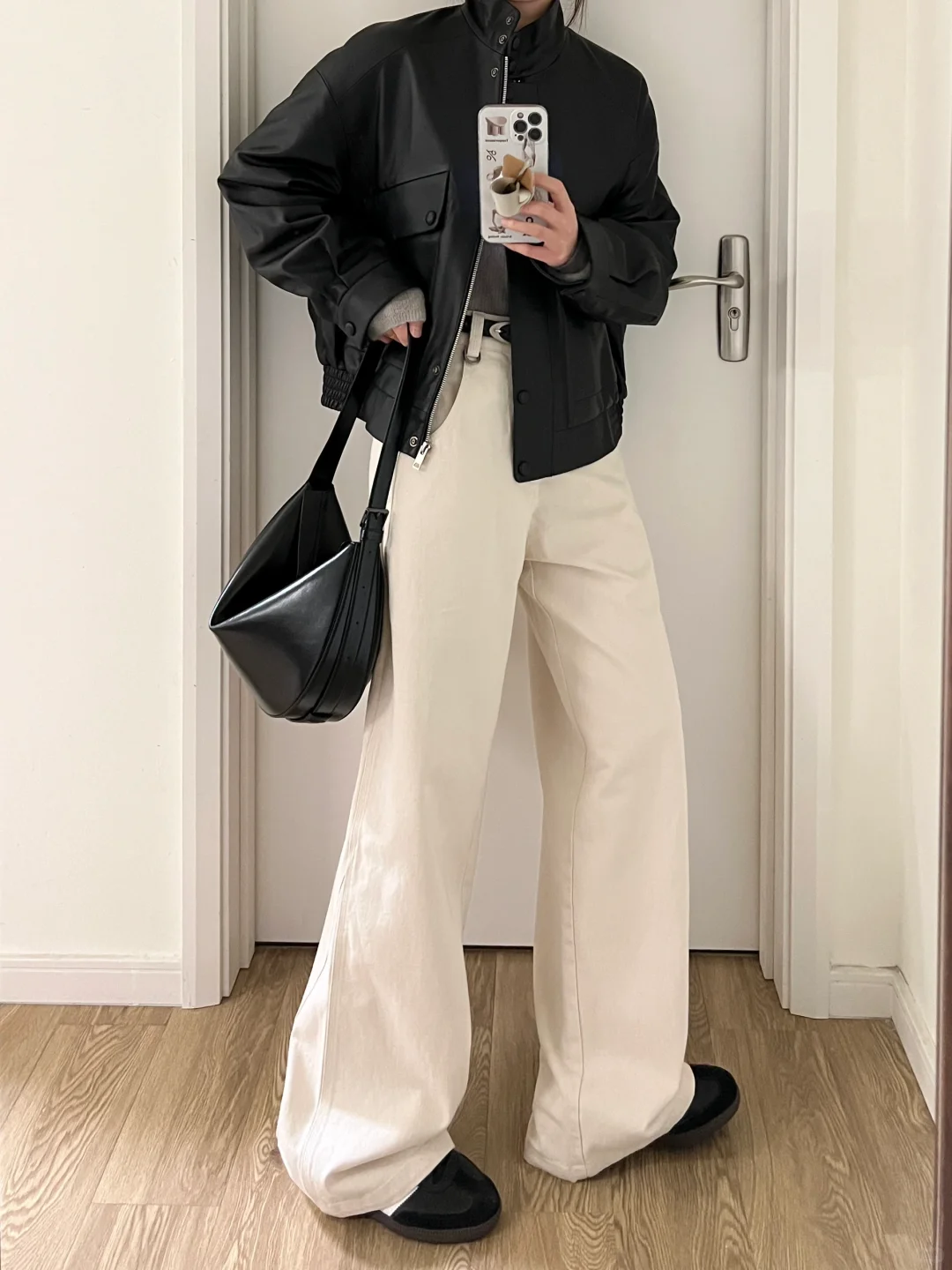 早春韩系酷飒｜通勤立领黑皮衣+米杏牛仔裤