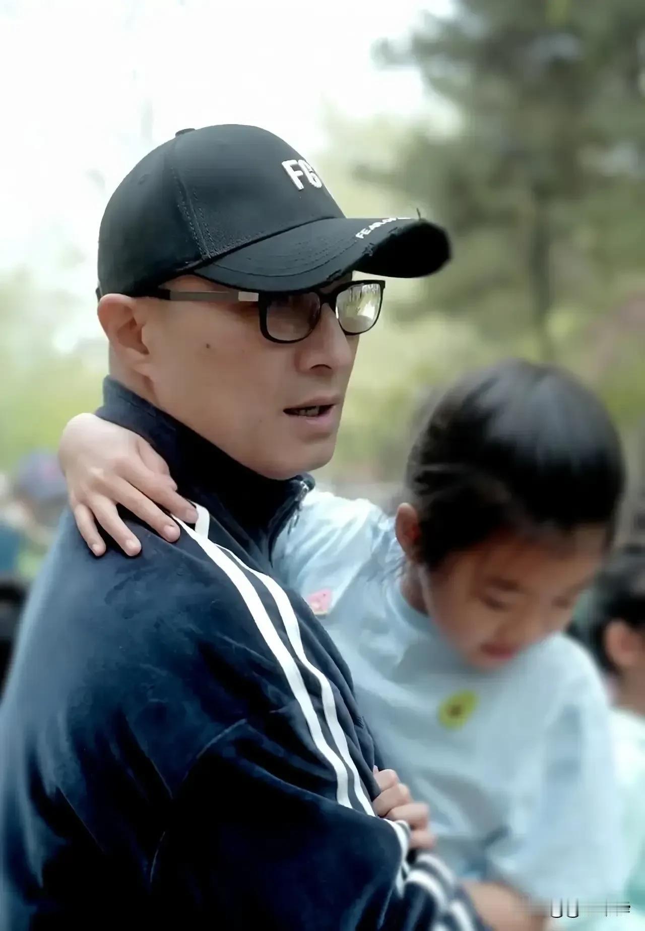 还有这事？以前没听过这事啊！

据说汪峰曾经有个女朋友自杀了，而自杀原因是因为她