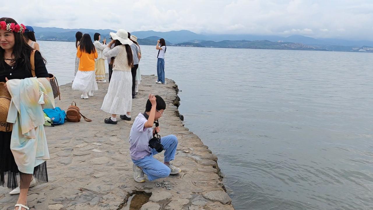 语文生字、诗词，老师说抄六遍了，我女儿背写没拿到分，基本倒数。刚学英语，英语句子