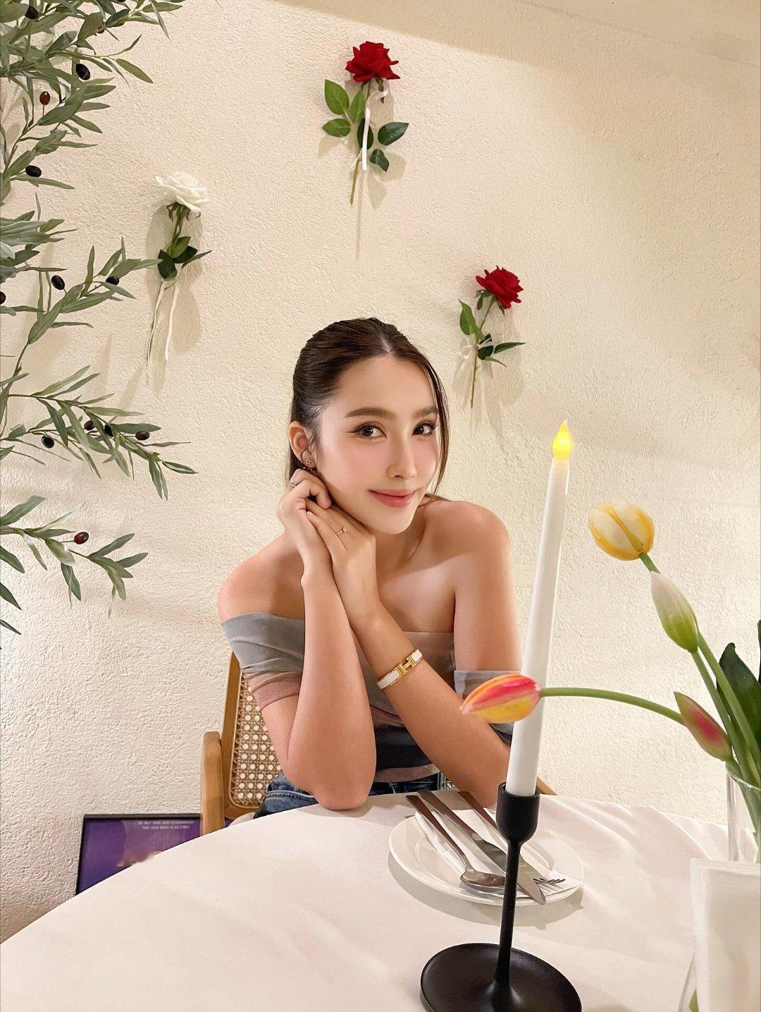 Hana Lewis｜IG更新🖤IG：Simple in our own wa