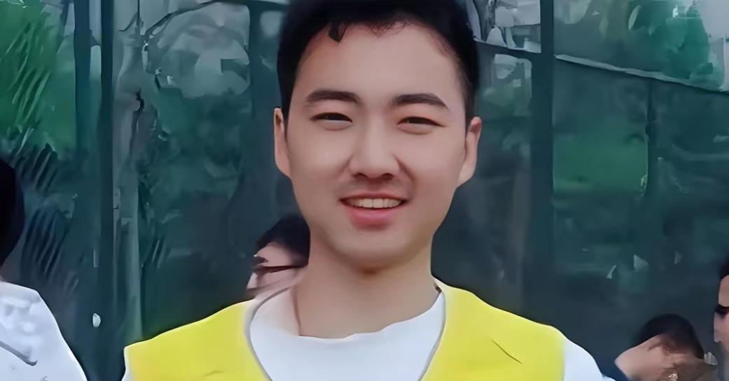 谁能想到，一场长达大半年的“骗局”，会在一台冰冷的电脑屏幕前，以老父亲崩溃大哭的