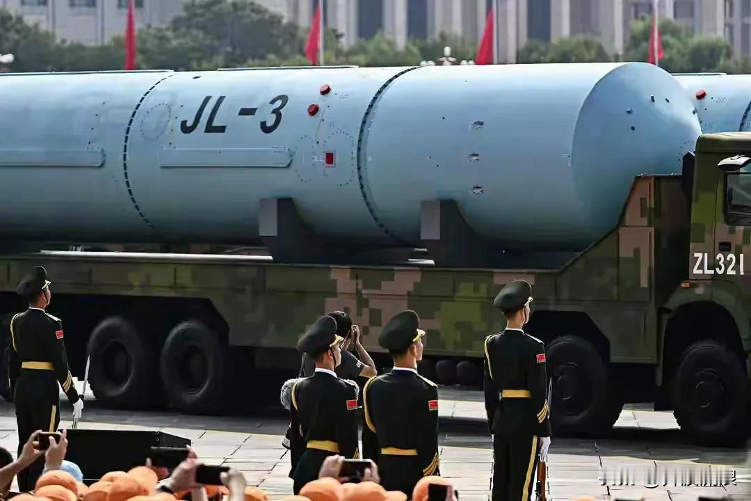 解放军巨浪 - 3导弹那叫一个强！2025年9月3日阅兵式上它首次公开亮相，标志