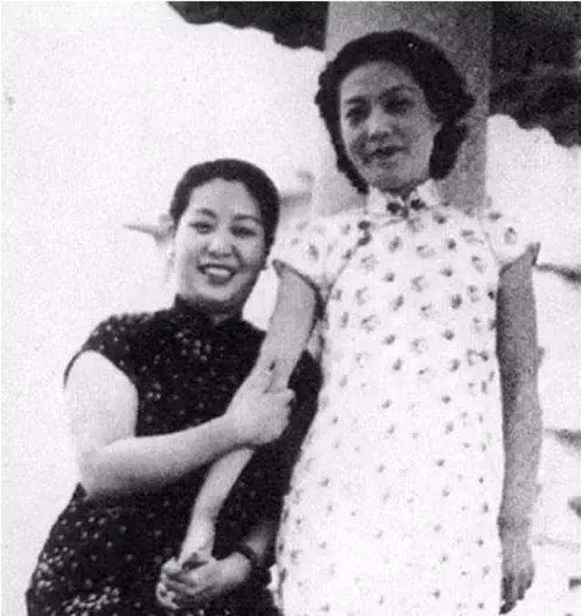 1965年，杜月笙的四姨太姚玉兰在外打牌时，顿感全身燥热，坐立难安，一时间她的心