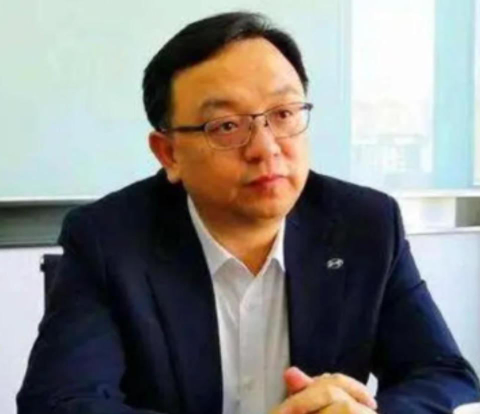 王传福说，他高中时回家要生活费时，他嫂子张秀菊，翻箱倒柜，兜里就几毛钱，嫂子一拍