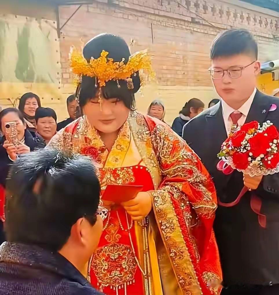 “大衣哥”朱之文女儿出嫁，新郎一表人才，婚礼格外的喜庆
2月13日，据媒体报道，