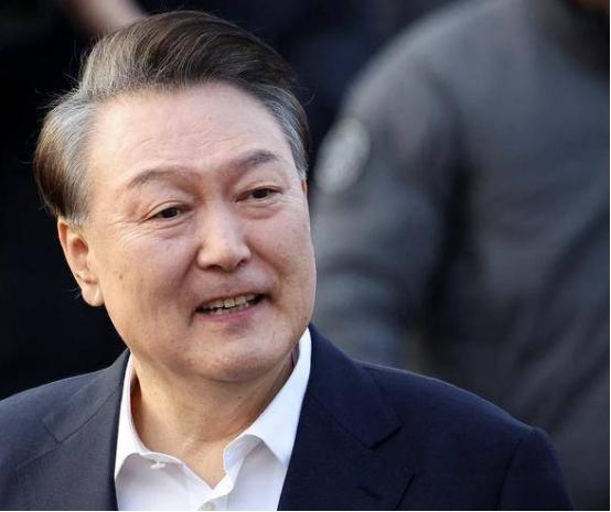 一听死刑两个字，尹锡悦涨红脸，他终于明白，李在明完全不给活路。得知最终下场结局的