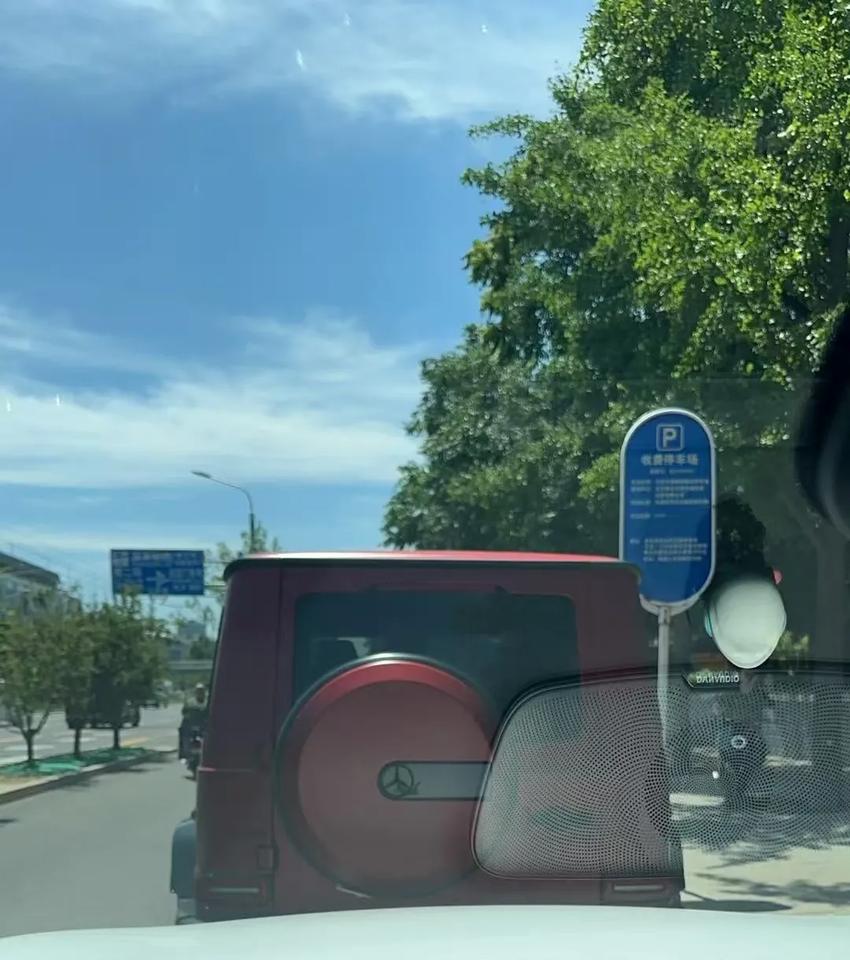 这个时候能坐等头哥上门的也就只有体总旁边的玉桥餐厅了，
今天中午王楚钦带着曹巍过