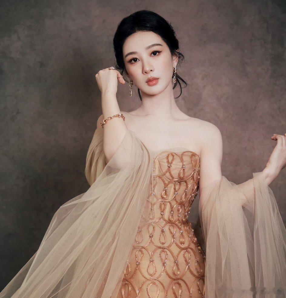 杨紫谢谢粉丝的信杨紫和粉丝们一直是双向奔赴的杨紫会把每封粉丝的信都放心上爱有回音