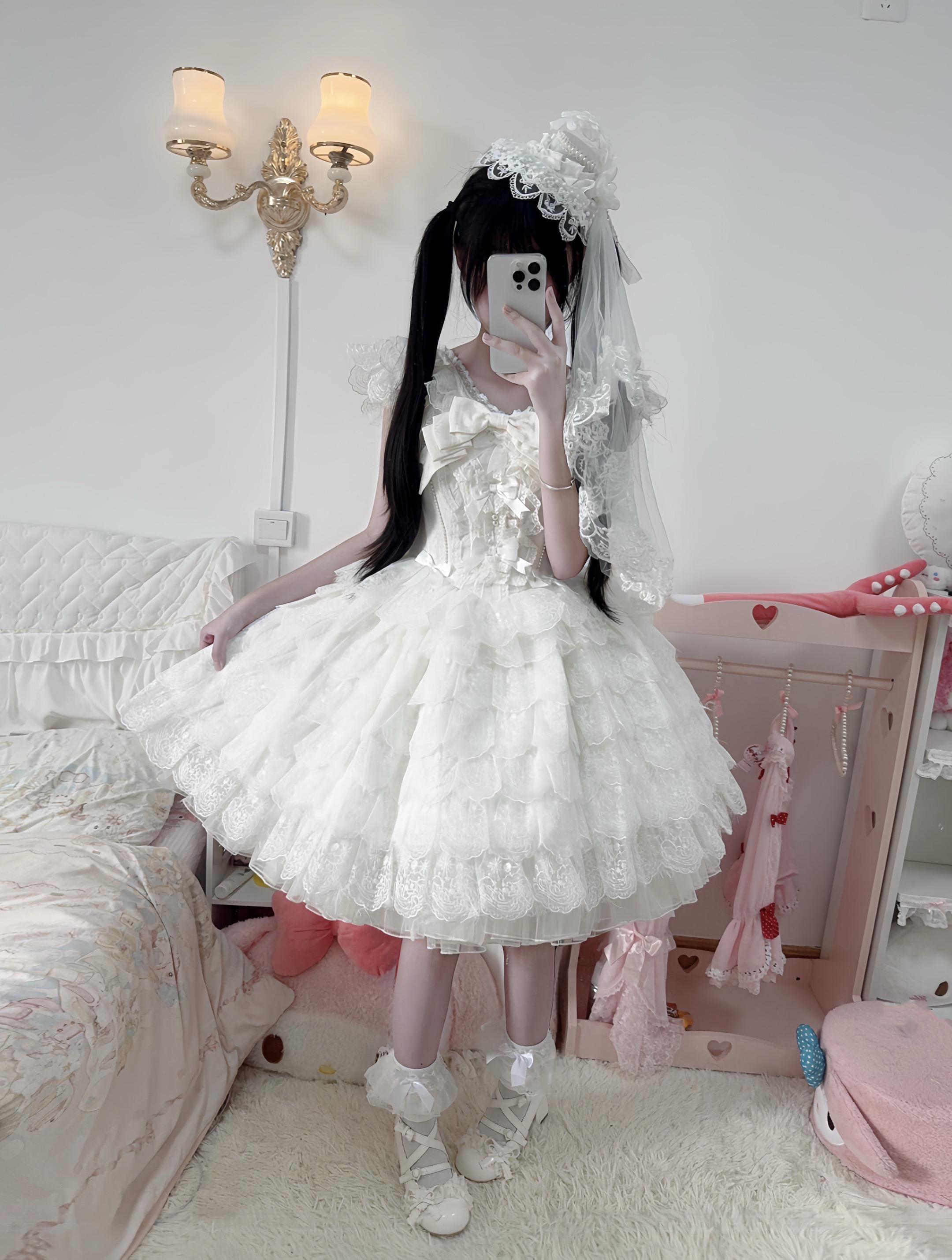 这个世界太尖锐了 不允许我哭 却赐予了我很多痛苦 怎么痛也痛不完 我痛...