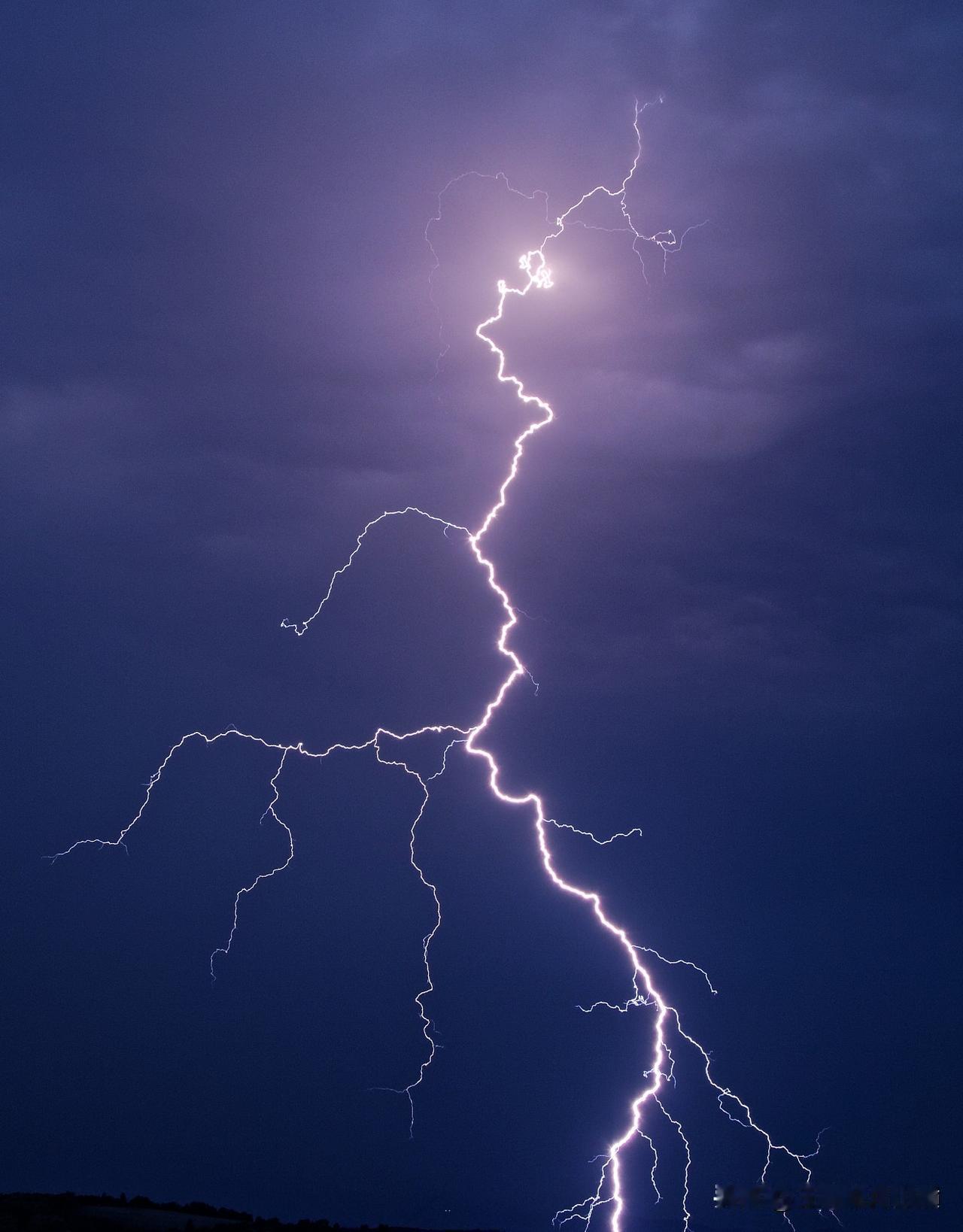 北京暴雨加冰雹
  现在北方已经进入了雨季，今天北京的大雨是真大啊。
  今天北