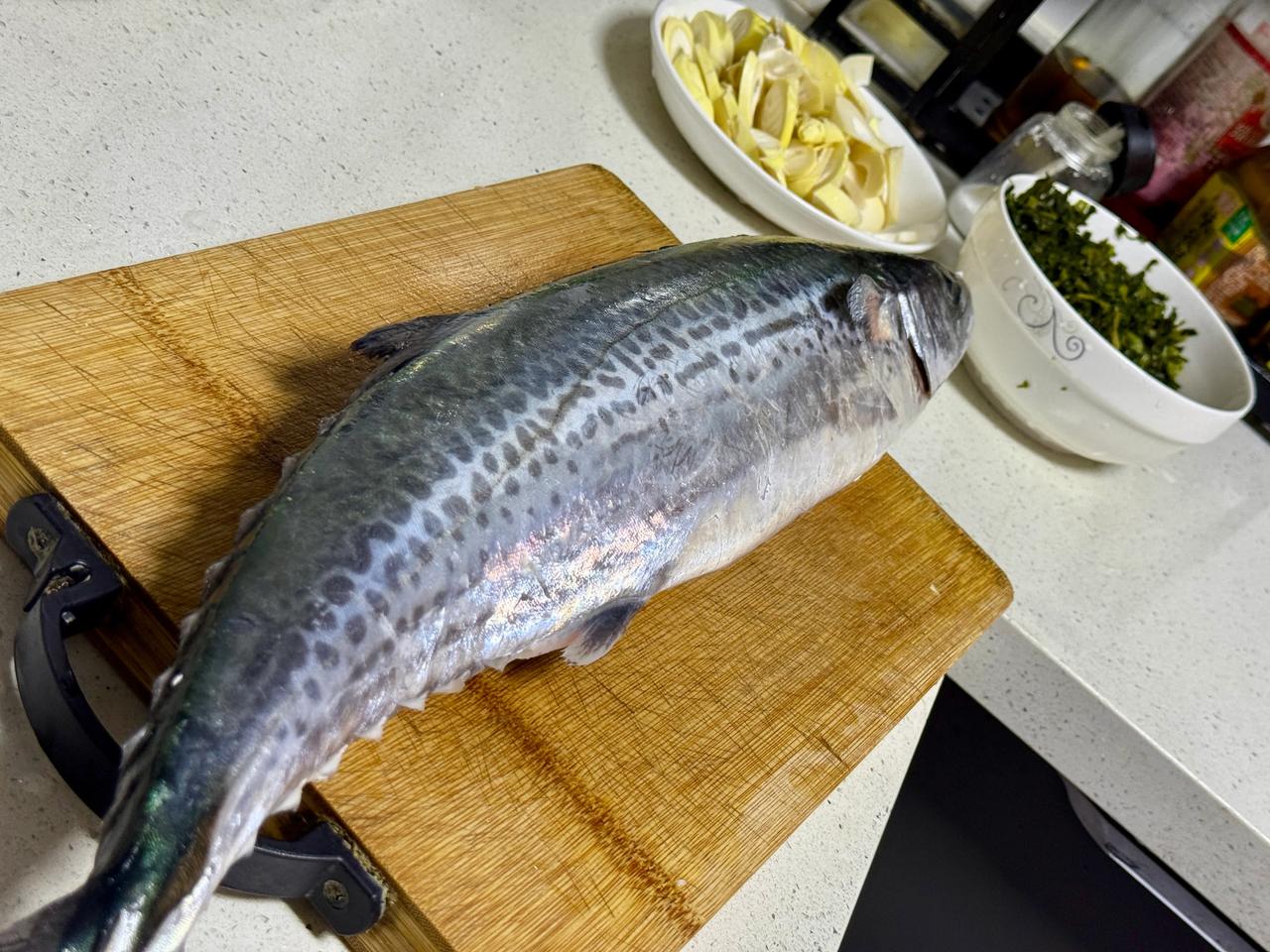 今日春分，来自老家的第一口鲜，就是记忆中的味道。
昨天，临时想起爷叔口中的川乌正