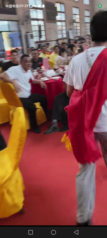 天才步伐都不一样，这欢快步伐。
跟他年龄也符合，17岁就被特招进跳级入北大。
毕