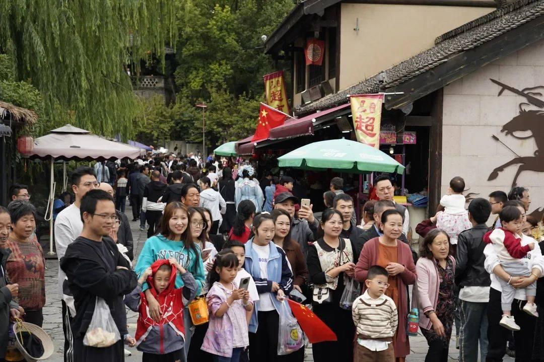 别和许多亲友一起出去玩。
你同意吗？

曾经和10几个亲戚一起出去游玩，看到有一