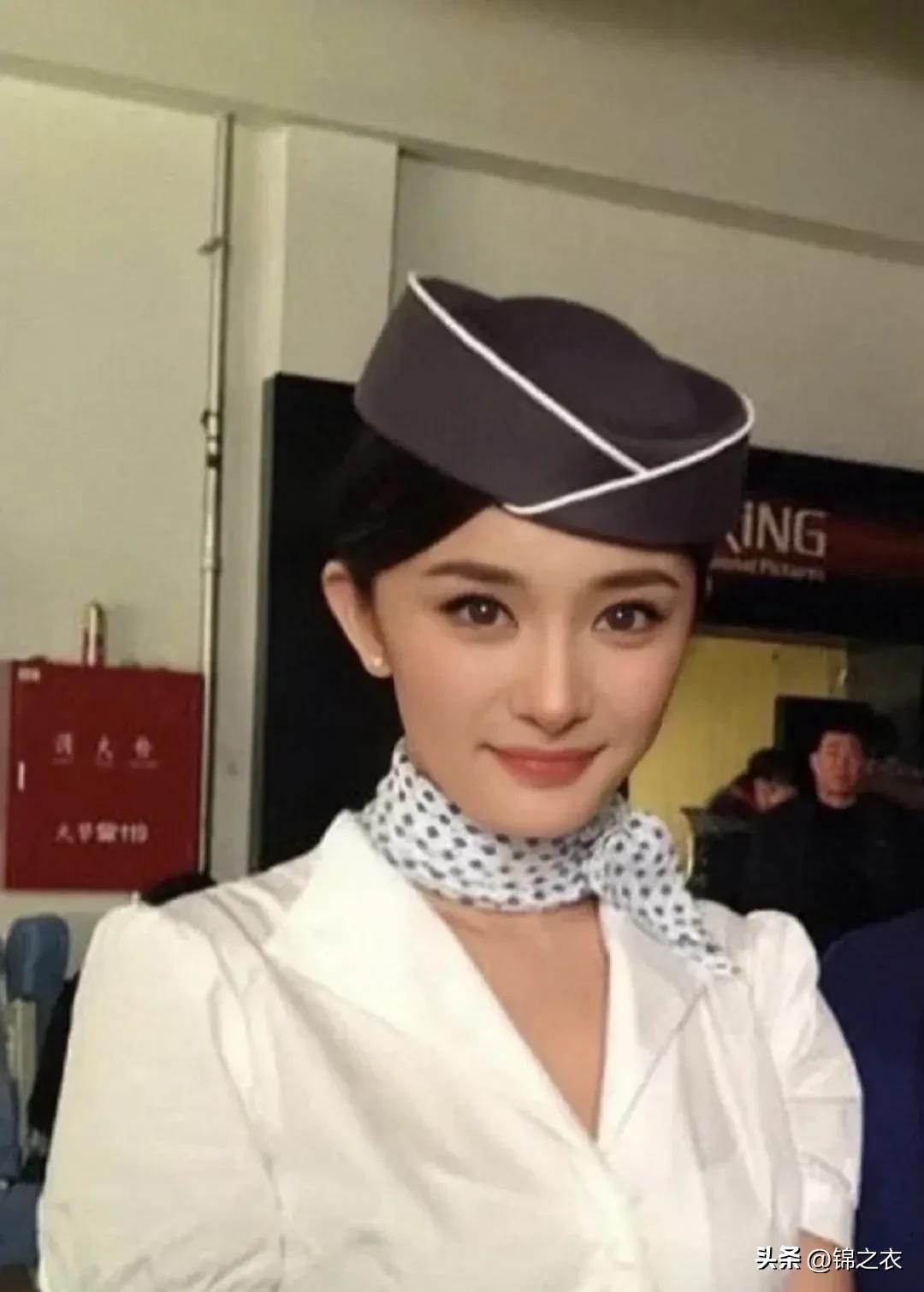 说个很多人真发现不了的事儿，杨幂是女顶流里唯一一个没有靠资本的，看时尚资源和代言