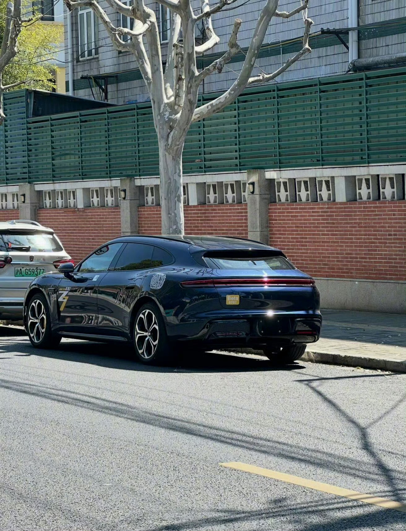 尚界Z7T实车上路图，这个蓝色好靓！