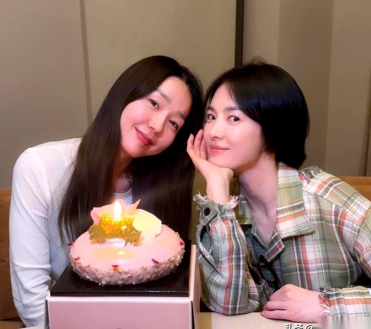 宋慧乔更新了一张照片。
镜头前，她利落的短发，配一件格纹衬衫，眼神清亮。但旁边那