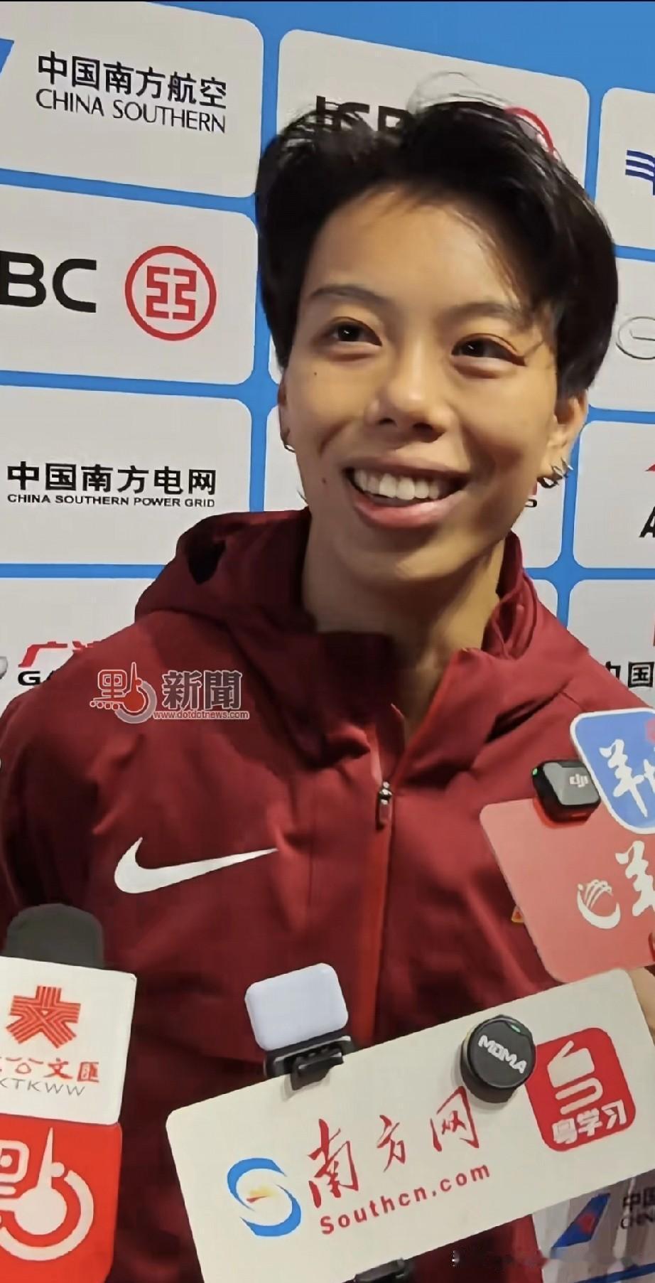刘景扬夺冠后笑称和天气一样爆冷!
 
镜头前她穿红运动服，胸口国旗标得晃眼——刚