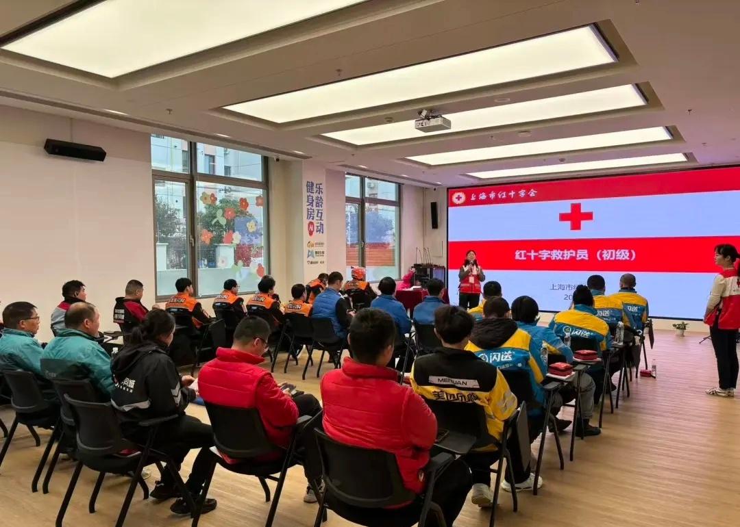 【技能+1、持证“上岗”，他们成为街头巷尾的“流动救护员”】穿梭于徐汇街头巷尾的