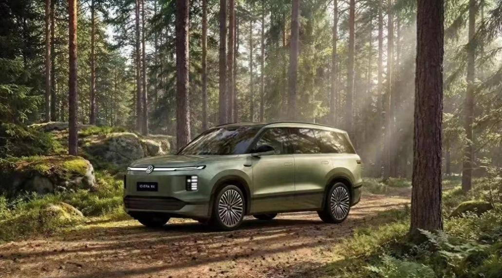 昨天陪朋友去看车，4S店销售拉着我的手说：哥，揽胜极光打对折，21万就能开走，去