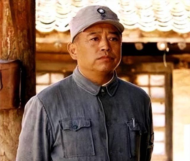 在1971年的秋天，一份神秘礼品悄然抵达一位老将军手中，打破多年沉寂。这背后隐藏