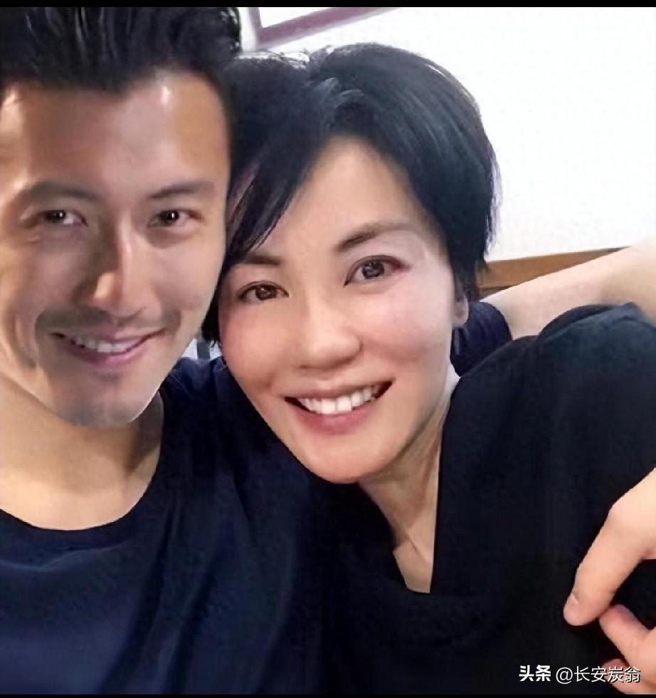 据说谢霆锋在西安的演唱会很火，现场座无虚席，女友王菲也在台下为其站台。说什么，我