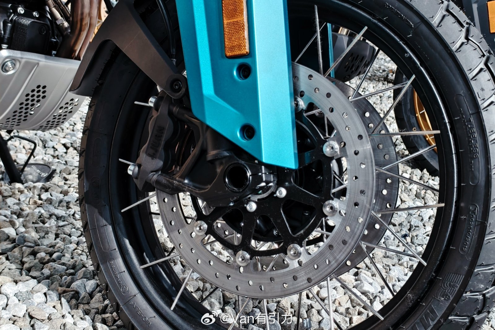 回来路上顺便去摩托店转了转，春风800mt 真香，规格对标宝马F900GS AD