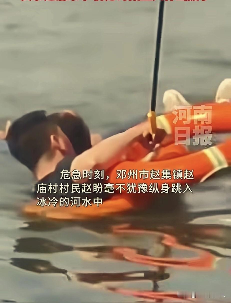 看哭了！河南邓州，因父亲突然离世，赵先生开车带着一家人，回老家奔丧料理后事，走到