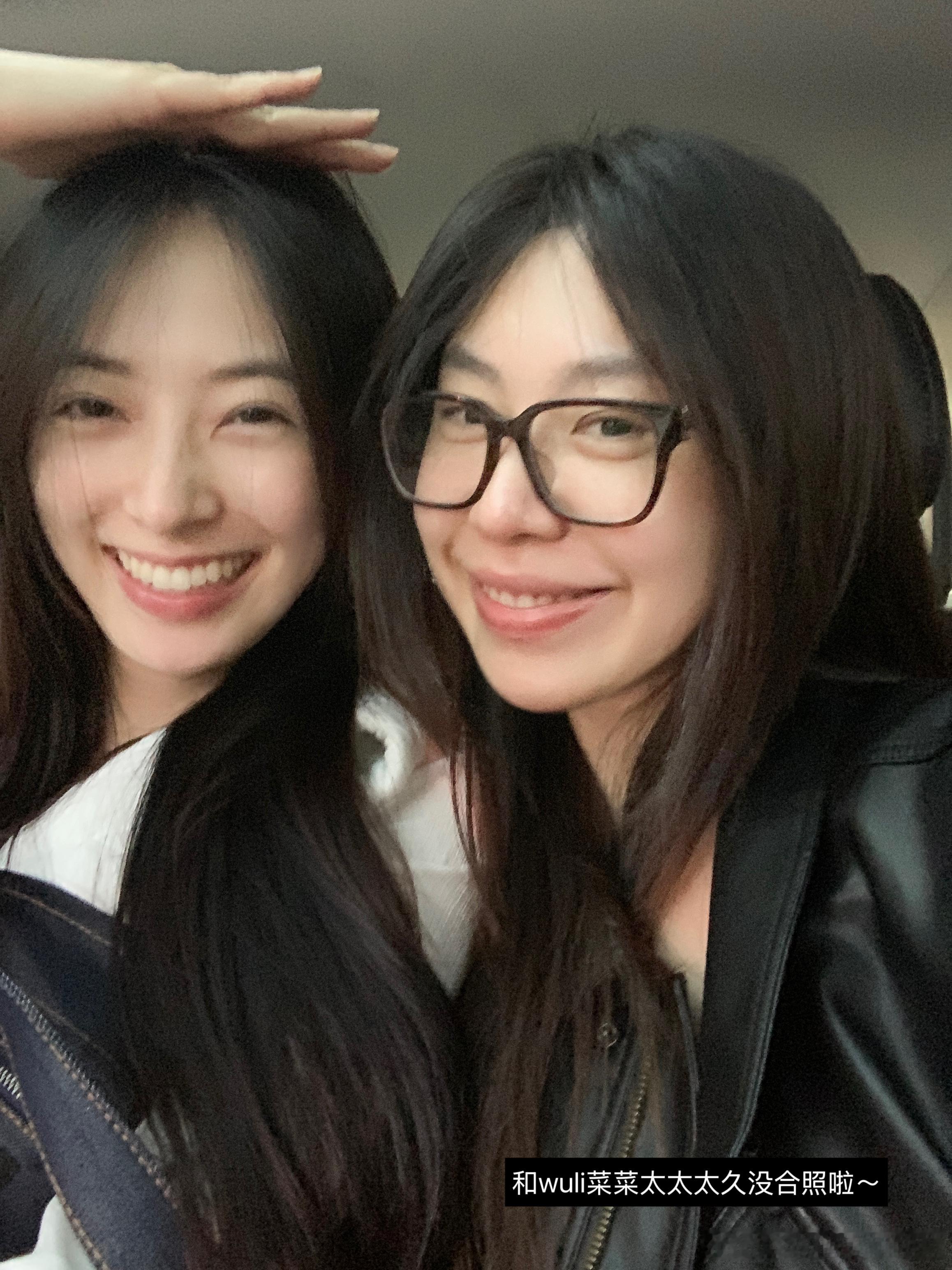 车上疯狂臭美的两个人哈哈菜说我出去逛街聚餐的开心要溢出屏幕了 ​​​