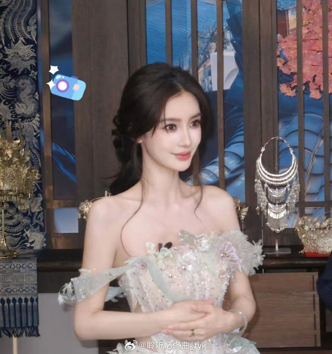 杨颖开直播带货了。我看这次榜一大哥不是黄晓明，也不是李晨，而是有6000多万粉丝