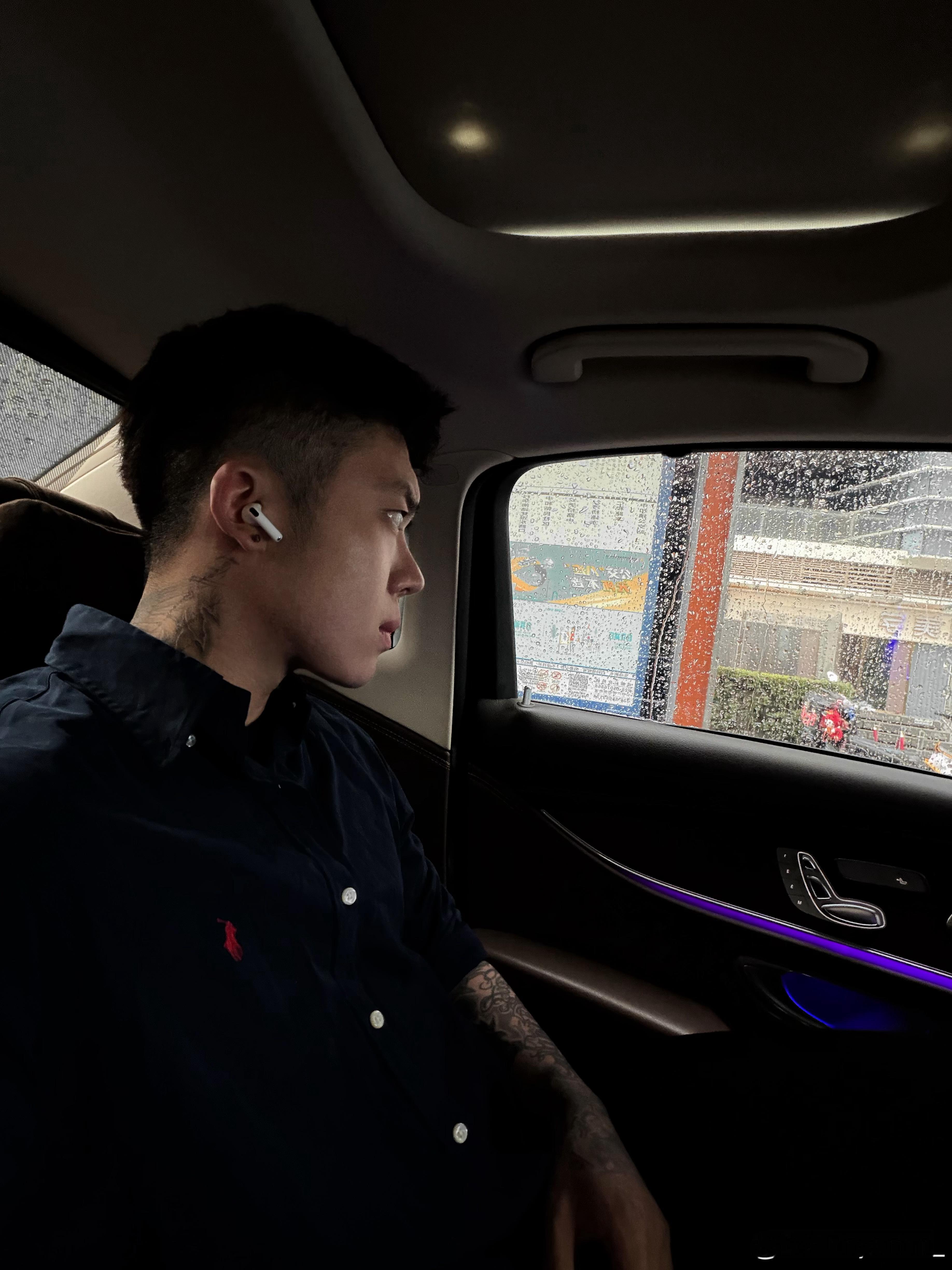 我只能说 鼻子没白做 如果可以我见过一辈子用我的侧脸和别人见面哈哈哈 ​​​