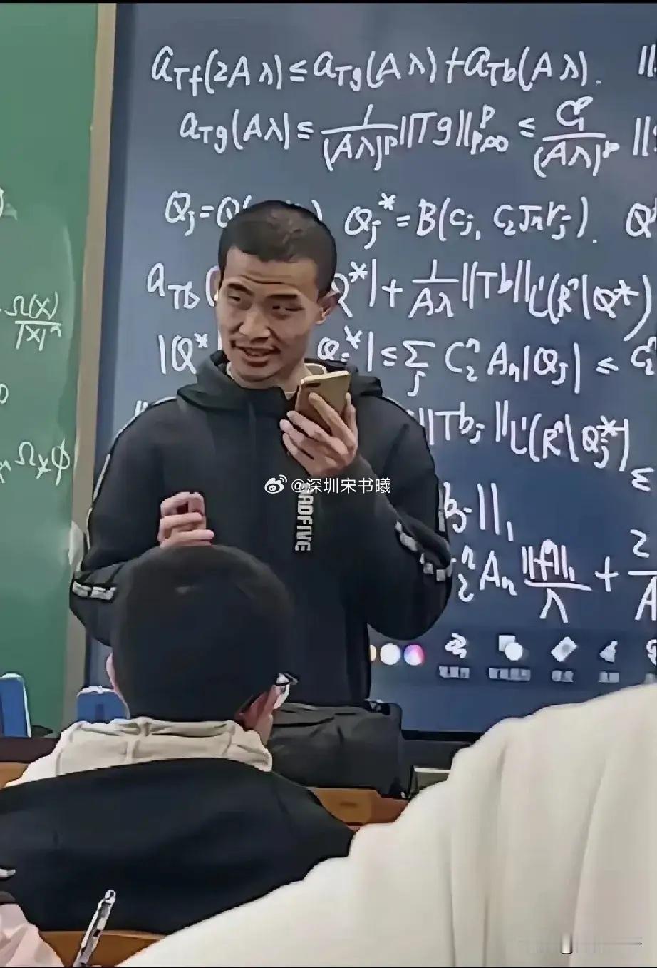 北大韦神上课从不睁眼？老师爆料：他一抬头，我就知道完犊子了！   高中班主任至今