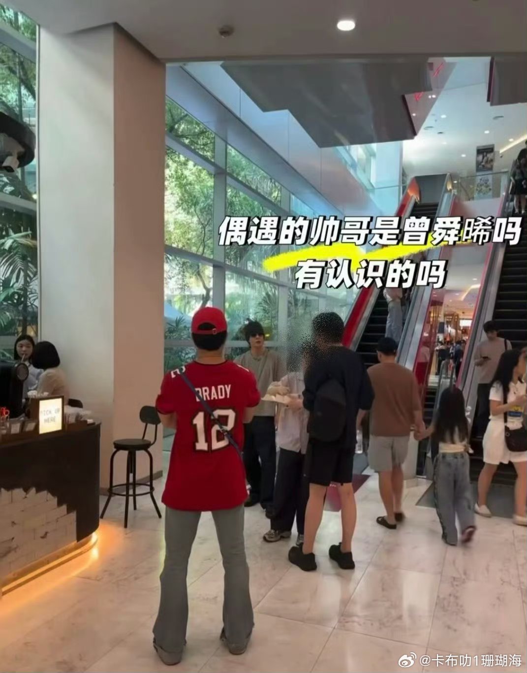 网友泰国曼谷偶遇曾舜晞逛街，这次白鹿没有去哦！ 