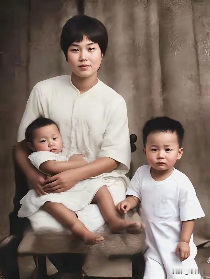向杨开慧烈士致敬！
她既是伟人之妻，更是坚贞不屈的革命志士、大爱无疆的伟大母亲。
