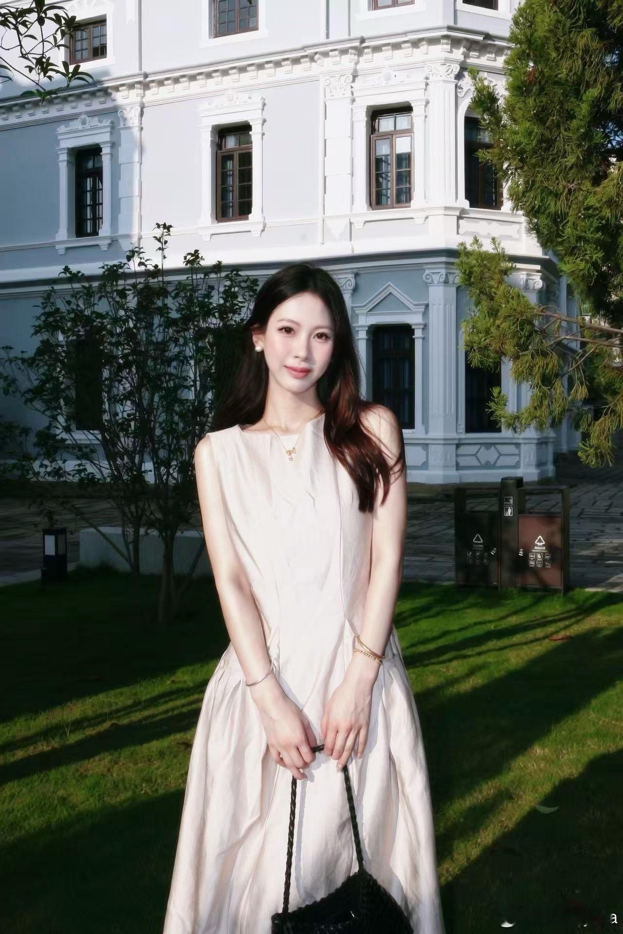 立秋，买秋装。今年流行小上衣+大肥裤。说真的开始我也抱有怀疑态度，但后来发现我穿