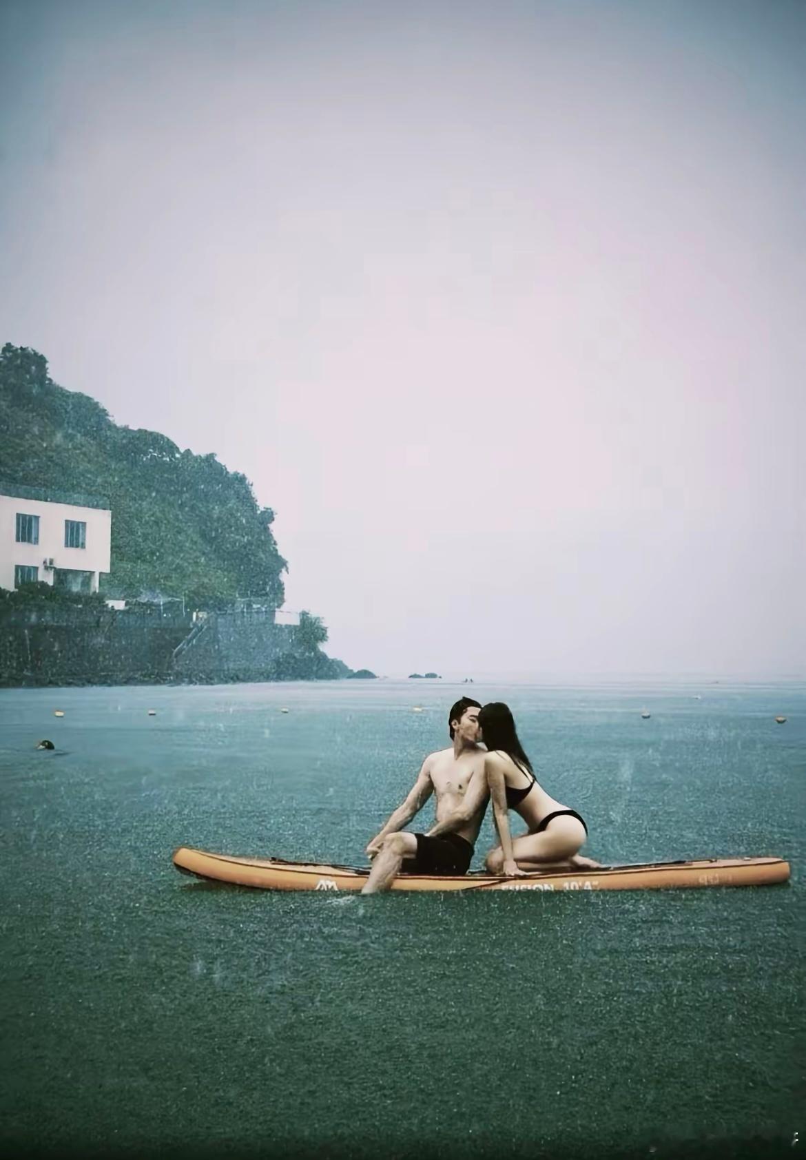 有人在雨中奔跑，我们在雨中相爱。 ​​​