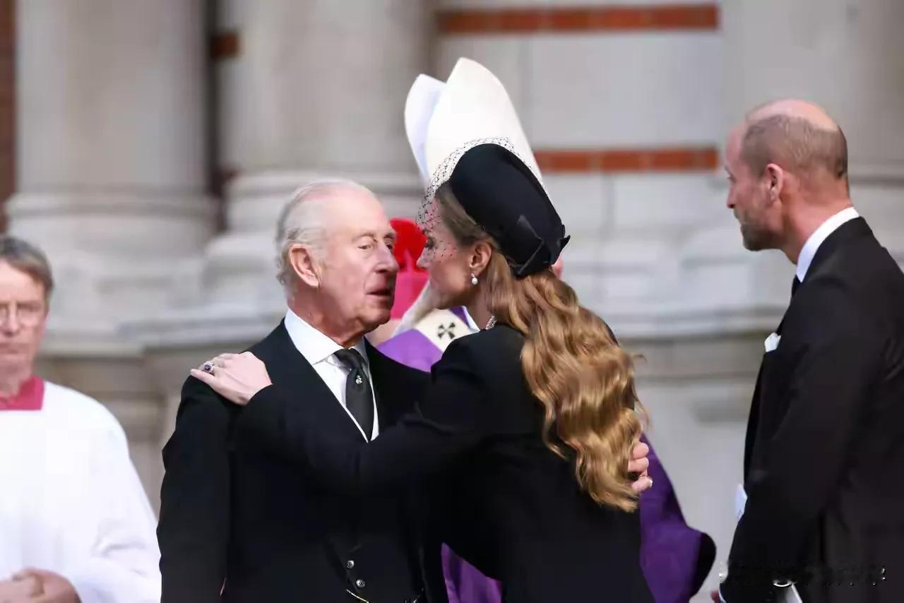 这就是英国的皇家文化，英国国王查尔斯三世与儿媳相互拥抱及“亲吻”的画面，