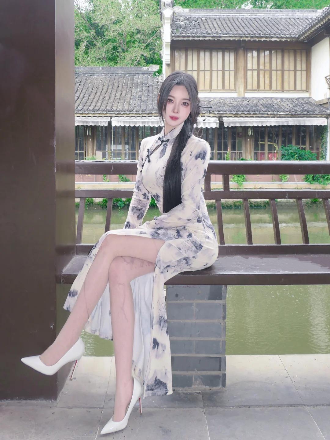 而我路过那江南小镇🍃
又又又下雨了，多雨的季节🌧️
撑着伞走在河边，风里都是